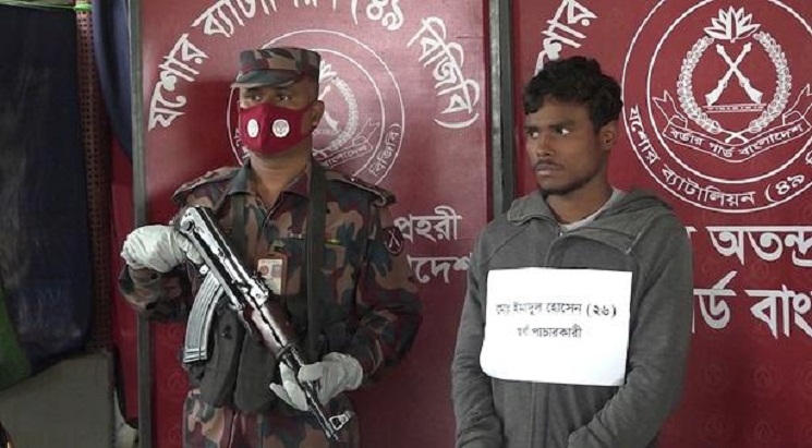 যশোরে ২০টি সোনার বারসহ পাচারকারী আটক