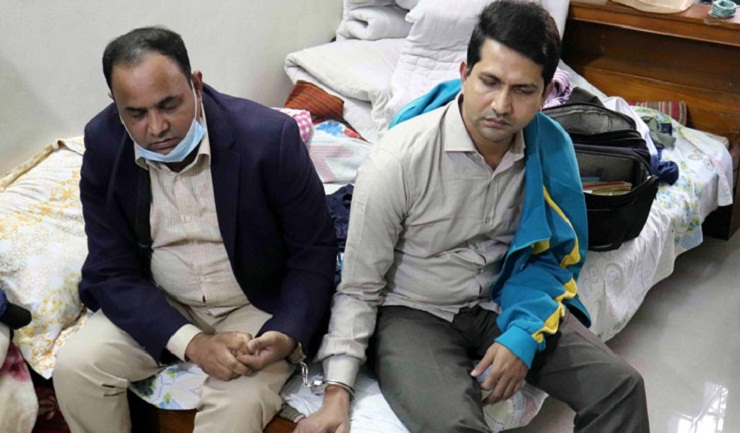 ঘুষের টাকাসহ হাতেনাতে ধরা দুই অডিটর