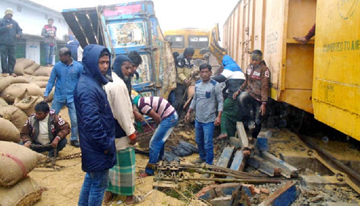 ট্রেন-ট্রাক সংঘর্ষের ৫ ঘণ্টা পর জানা গেল গেইটকিপার মারা গেছেন