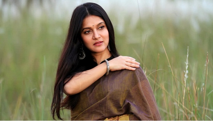 কন্ট্রাক্টের জন্য ঢাকায় মিথিলা