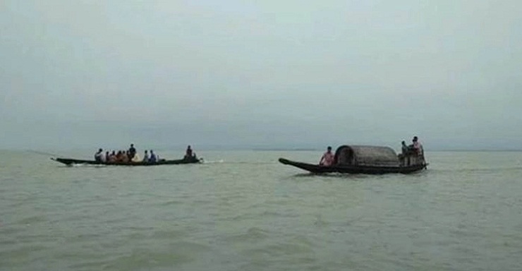 মেঘনায় ট্রলারের ধাক্কায় নৌকাডুবি, মাঝি নিখোঁজ