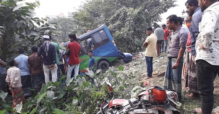 ফেনসিডিলবাহী’ বাসের চাপায় ব্যাংক কর্মকর্তা নিহত