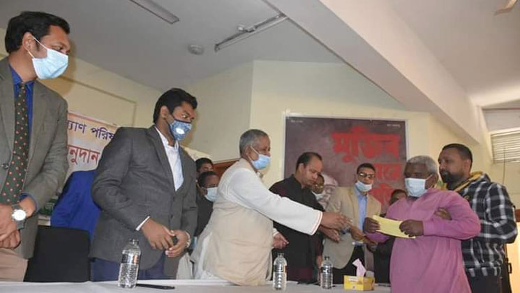 হাতীবান্ধায় দু:স্থ ও অসহায় মানুষদের মাঝে আর্থিক সহায়তা প্রদান