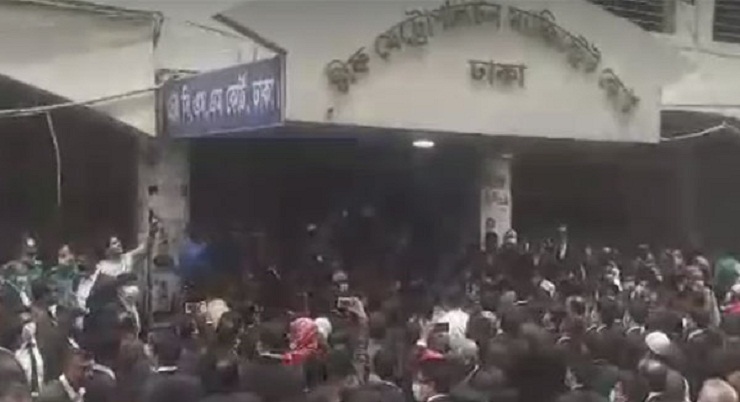 আইনজীবীকে লক আপে পাঠানোয় বিচারকের বিরুদ্ধে বিক্ষোভ, এজলাসে তালা