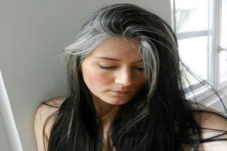 অল্প বয়সের চুল পাকা রোধ করার ৬ সমাধান