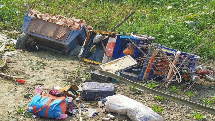 হাসপাতালে যাওয়ার পথে ট্রাক্টরের ধাক্কা, অন্তঃসত্ত্বাসহ নিহত ২