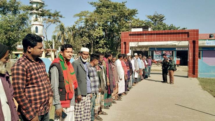 দোয়ারাবজারে কালোবাজারে সার বিক্রির অভিযোগে ডিলারের বিরুদ্ধে মানববন্ধন