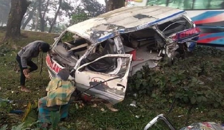 ঘন কুয়াশায় রোগীসহ দুর্ঘটনার কবলে অ্যাম্বুলেন্স