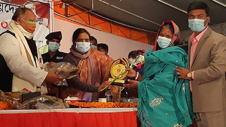 গোপালগঞ্জে ১৭ রত্নগর্ভাকে সংবর্ধনা