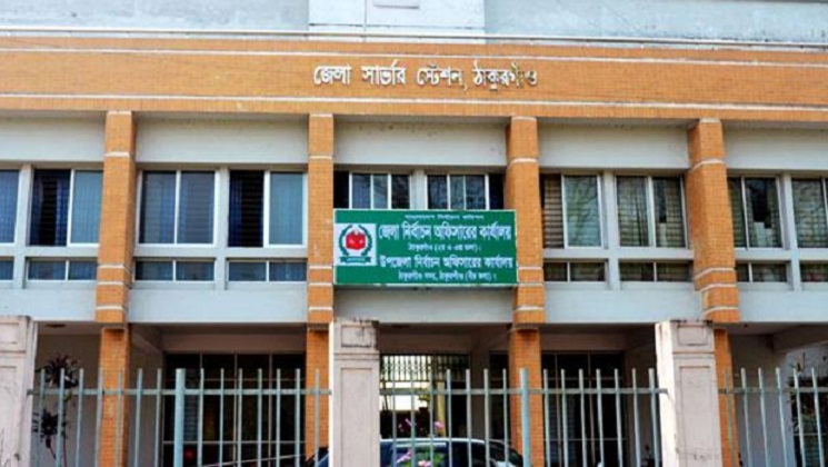 নির্বাচন কর্মকর্তা রেগে বললেন, আমি কি পাসকার্ড নিয়ে পড়ে থাকব