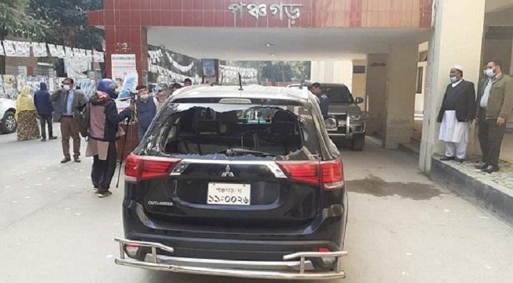 পঞ্চগড়ে জেলা নির্বাচন অফিসারের গাড়ি ভাঙচুর