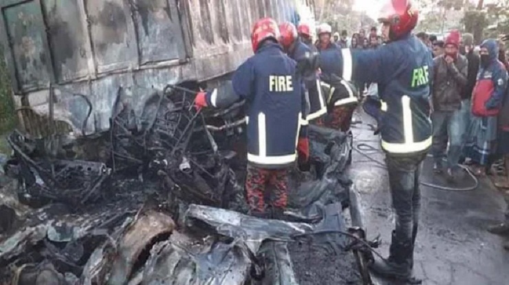 সিলেটে মাইক্রোবাসে ট্রাকের ধাক্কায় বিস্ফোরণ, নিহত ৪