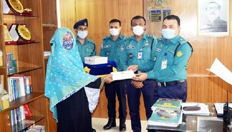 দায়িত্বকালীন নিহত ১০ পুলিশ সদস্যের পরিবারকে অনুদান