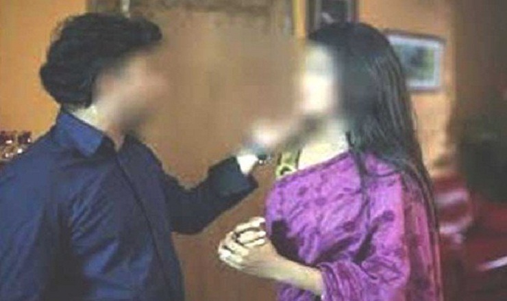 হোয়াটসঅ্যাপ গ্রুপে স্ত্রীর ছবি পাঠিয়ে ‘কল গার্ল’ বলে দাবি স্বামীর! 
