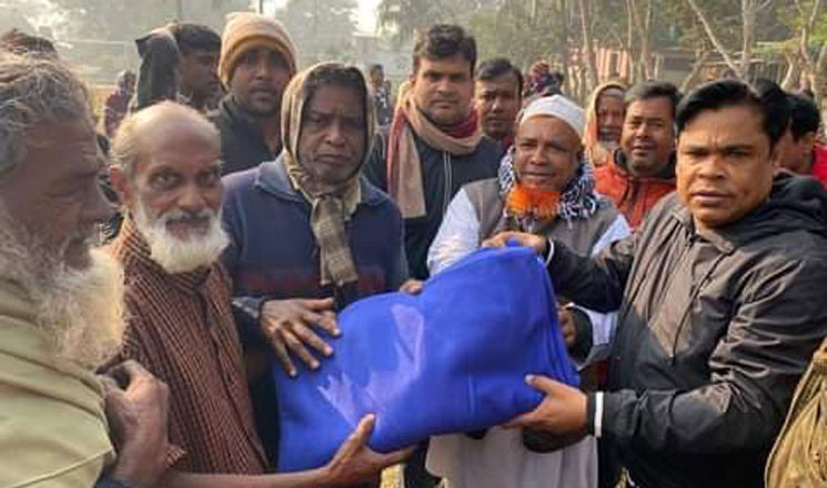 তা‌হেরপুর পৌর মেয়র আবুল কালামের শীতবস্ত্র বিতরণ