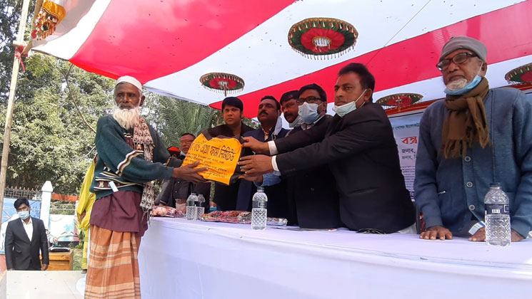 দামুড়হুদায় অসহায় দুস্থ ৪ শত প‌রিবা‌রের মা‌ঝে শীতবস্ত্র বিতরণ