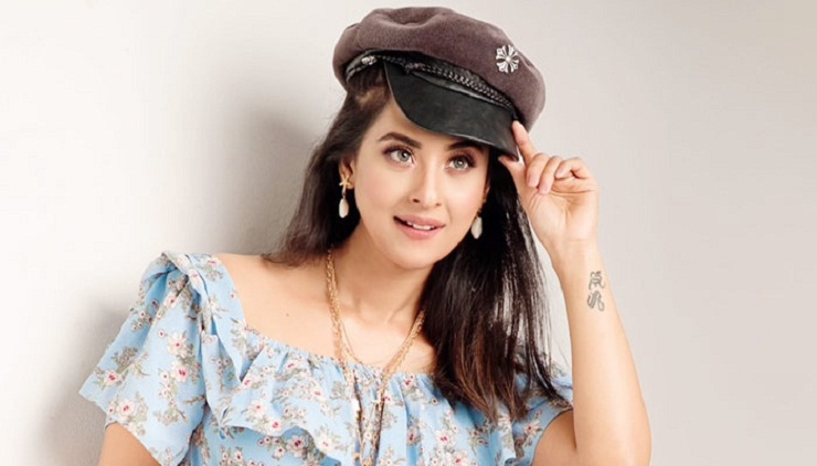 নতুন লুকে সামনে এলেন বুবলী