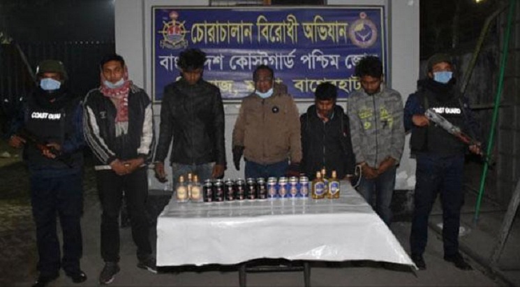 থার্টি ফার্স্টে ২৬ বোতল বিদেশি মদসহ আটক ৫