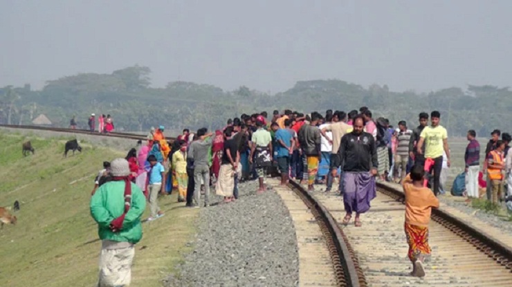 রেললাইনে পড়ে ছিল রাতে বাড়ি না ফেরা স্কুলছাত্রীর লাশ