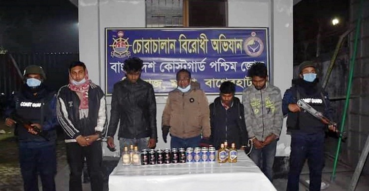 ২৬ বোতল বিদেশি মদসহ আটক ৫
