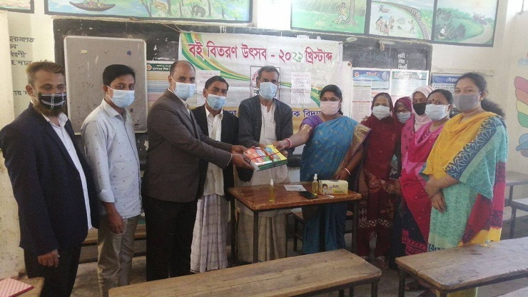 রাঙ্গুনিয়ায় রোশাই পাড়া সরকারি প্রাথমিক বিদ্যালয়ে বই বিতরণ 