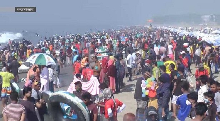 সাগরে ভাসছে পর্যটকদের মাস্ক, উধাও স্বাস্থ্যবিধি 