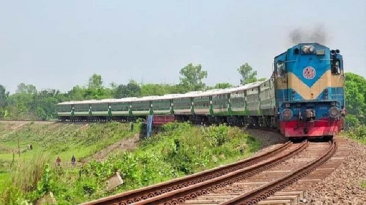 পা ফসকে ট্রেনের চাকায় কাটা পড়ল গলা 
