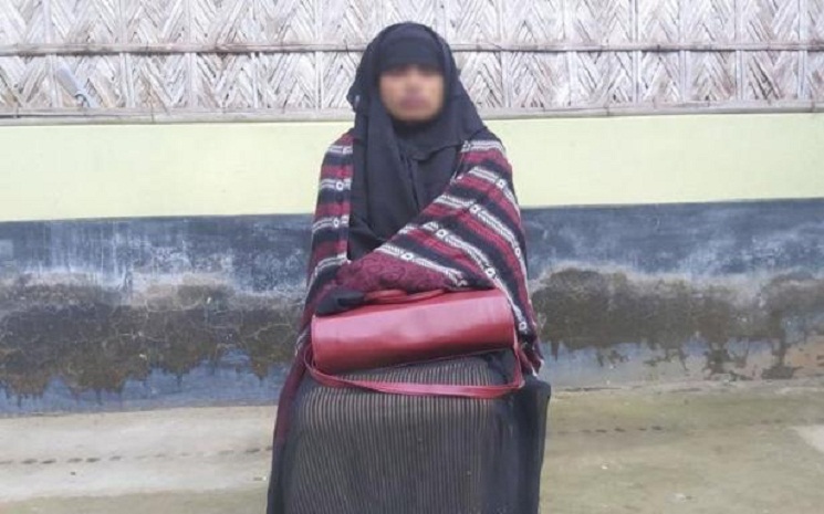 বহুবার শারীরিক সম্পর্ক, বিয়ের দাবিতে প্রেমিকের বাড়িতে অনশন