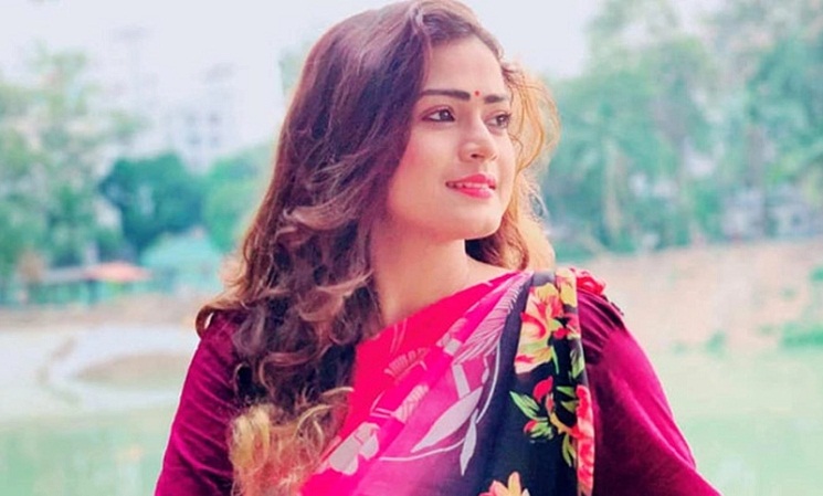 ট্রাকের ধাক্কায় বাইক থেকে ছিটকে পড়েন আশা, মাথার ওপর দিয়ে চলে যায় চাকা