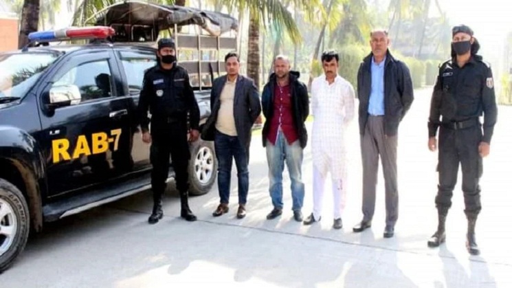 ট্রাভেল ব্যাগে কোটি টাকার ইয়াবা, আটক ৪