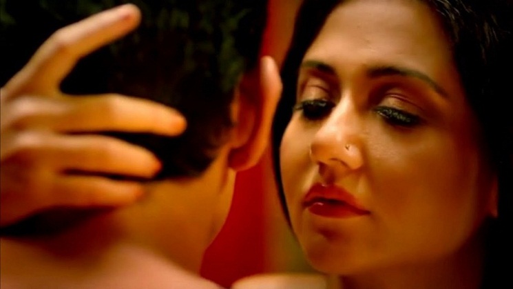 ‘লিপ জব’ নিয়ে কাকে খোঁটা দিলেন স্বস্তিকা?