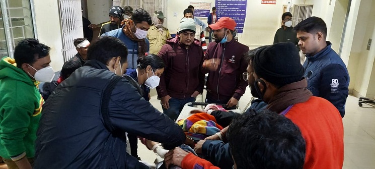 বরযাত্রীর গাড়ি থামিয়ে প্রেমিকের হামলা, স্বামীসহ আহত ৪