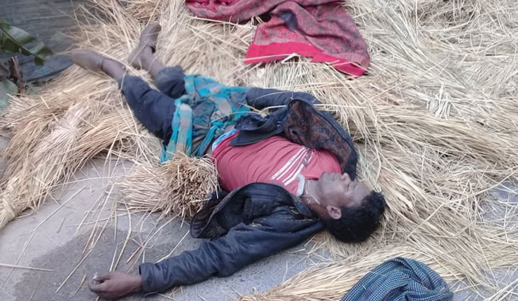 ঘন কুয়াশার কারনে খড় বোঝাই ট্রলি উল্টে চালক নিহত