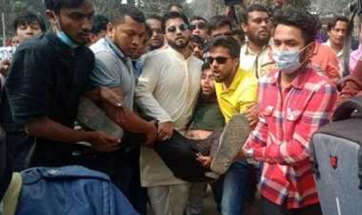 রক্তাক্ত ছাত্রদল নেতাকে পুলিশের কাছ থেকে ছিনিয়ে নিলেন ইশরাক 