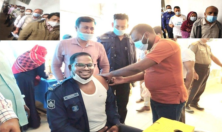 উপচে পড়া ভীড়ের মধ্যেও লাইনে দাঁড়িয়ে করোনা ভ্যাকসিন নিলেন এএসপি