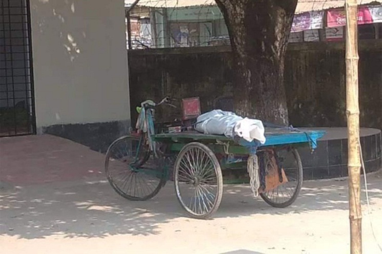 স্ত্রীকে কুড়াল দিয়ে কুপিয়ে মারল স্বামী