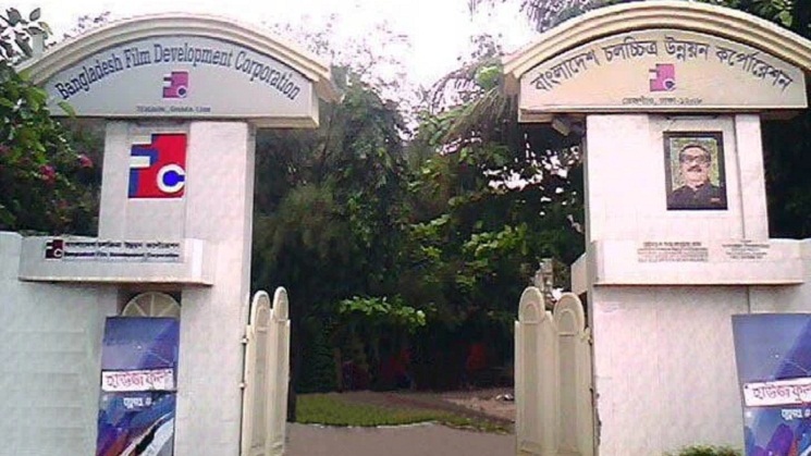 একসঙ্গে ১০০ সিনেমা নির্মাণের ঘোষণা