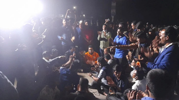 থানা ঘেরাও করেছেন কাদের মির্জা