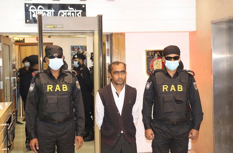 মা-মেয়েসহ তিনজনকে কুপিয়ে জখম, ‘লম্পট’ গ্রেপ্তার