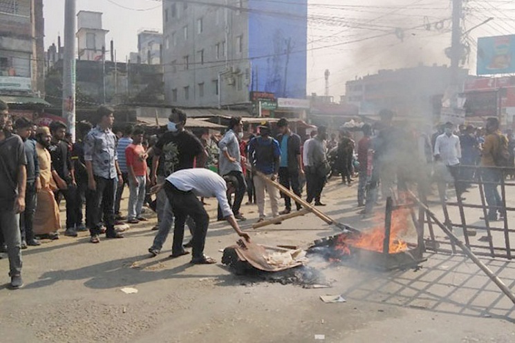 মধ্যরাতে ববি শিক্ষার্থীদের ওপর হামলা, আহত ১১