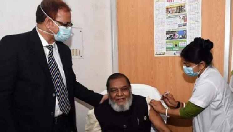 করোনার টিকা নিলেন মুক্তিযুদ্ধমন্ত্রী