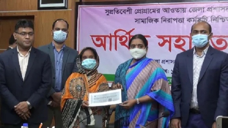 গোপালগঞ্জে দরিদ্র ক্ষতিগ্রস্ত পরিবারকে আর্থিক সহায়তা