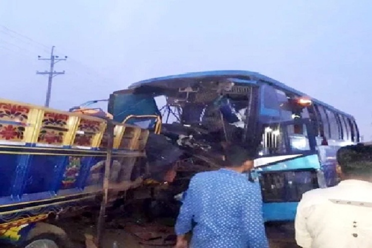 টাঙ্গাইলে বাস-ট্রাকের মুখোমুখি সংঘর্ষে নিহত ১