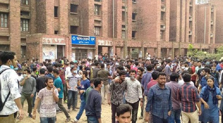 তালা ভেঙে হলে প্রবেশ করছেন জাবি শিক্ষার্থীরা