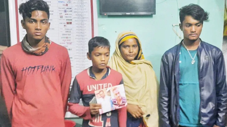 স্বামীর খোঁজে সন্তানদের নিয়ে পথে ঘুরছেন স্ত্রী