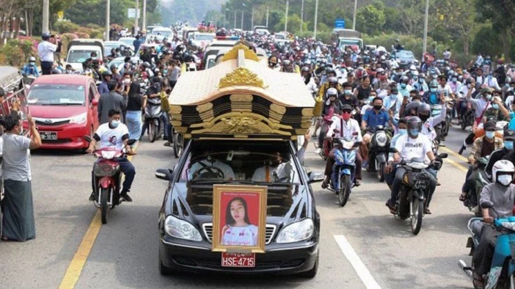 মিয়ানমারে পুলিশের গুলিতে নিহত নারীর শেষকৃত্যে মানুষের ঢল