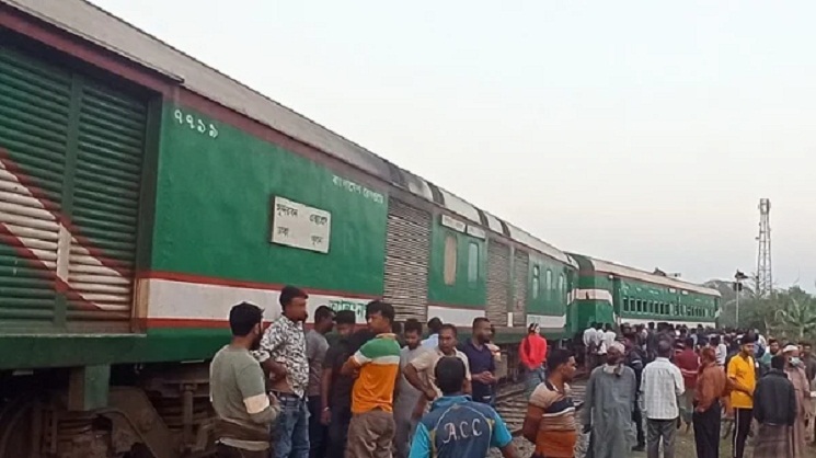 লাইনচ্যুত বগি ফেলেই খুলনার পথে সুন্দরবন এক্সপ্রেস