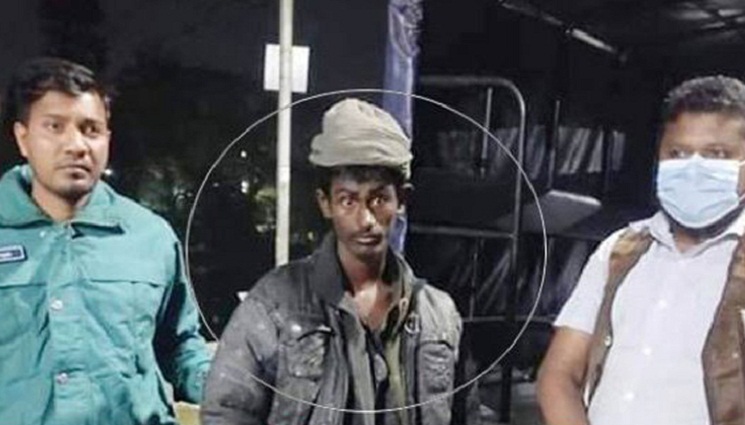 পাগল বেশে ছাত্রীদের উত্ত্যক্ত করতেন যুবক