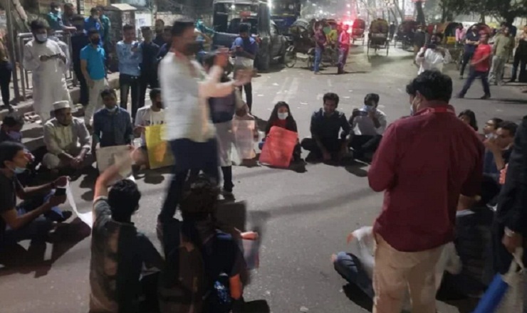পরীক্ষা স্থগিতের প্রতিবাদে সাত কলেজের শিক্ষার্থীদের বিক্ষোভ চলছে