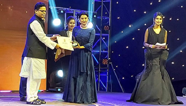 কেন শাকিবের পুরস্কার গ্রহণ করলেন বুবলী